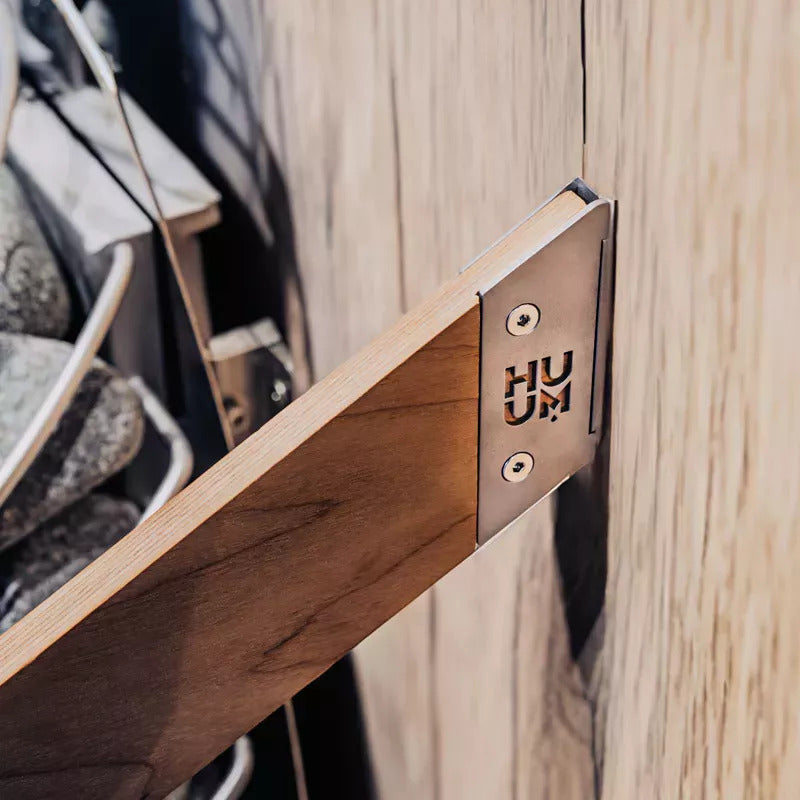 HUUM Saunaofen DROP mit montiertem Sicherheitsgeländer – eleganter Holzschutz mit HUUM Logo